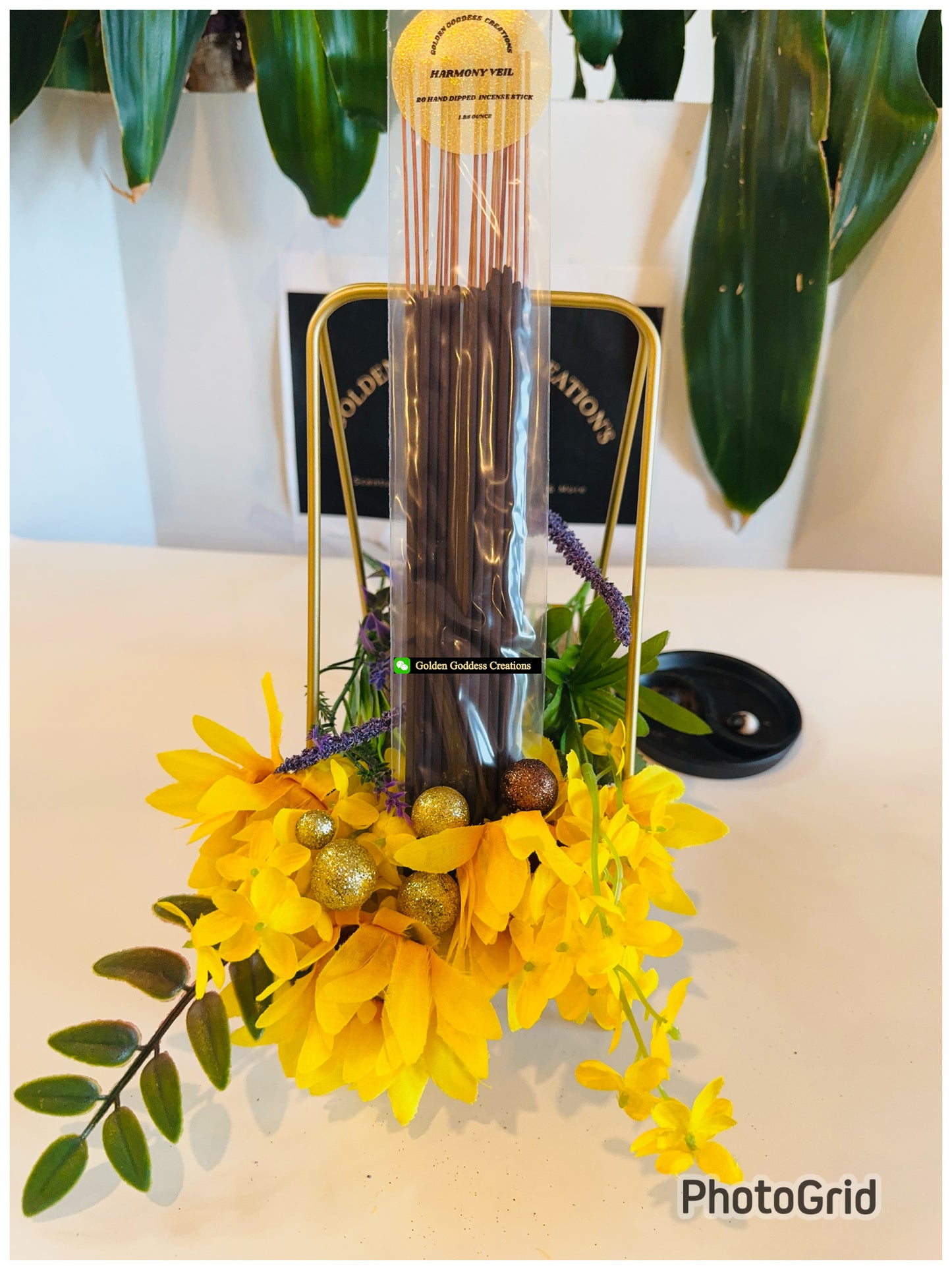 1 set of 20 hand dipped incense sticks.  

Scent - Harmony Veil