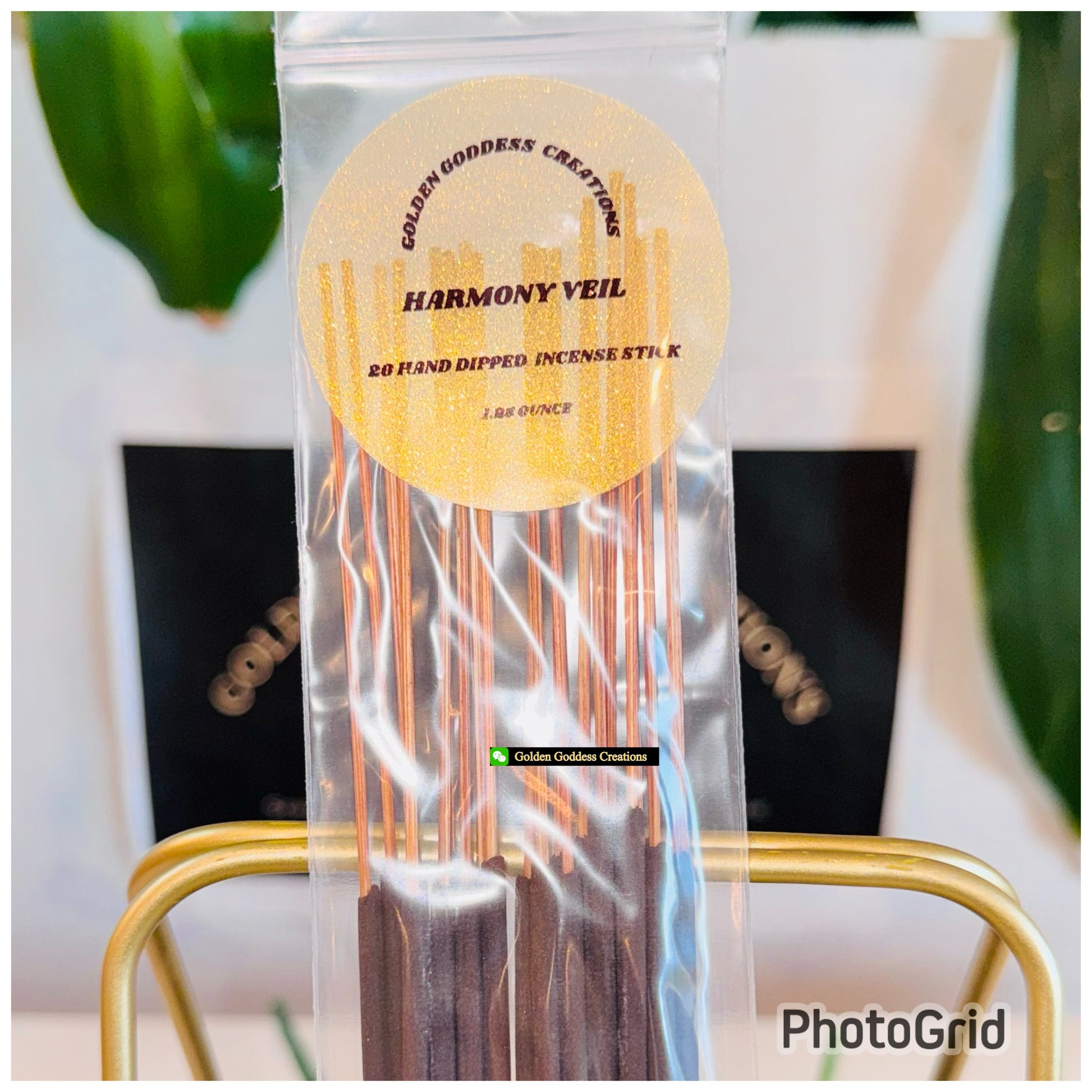 1 set of 20 hand dipped incense sticks.  

Scent - Harmony Veil