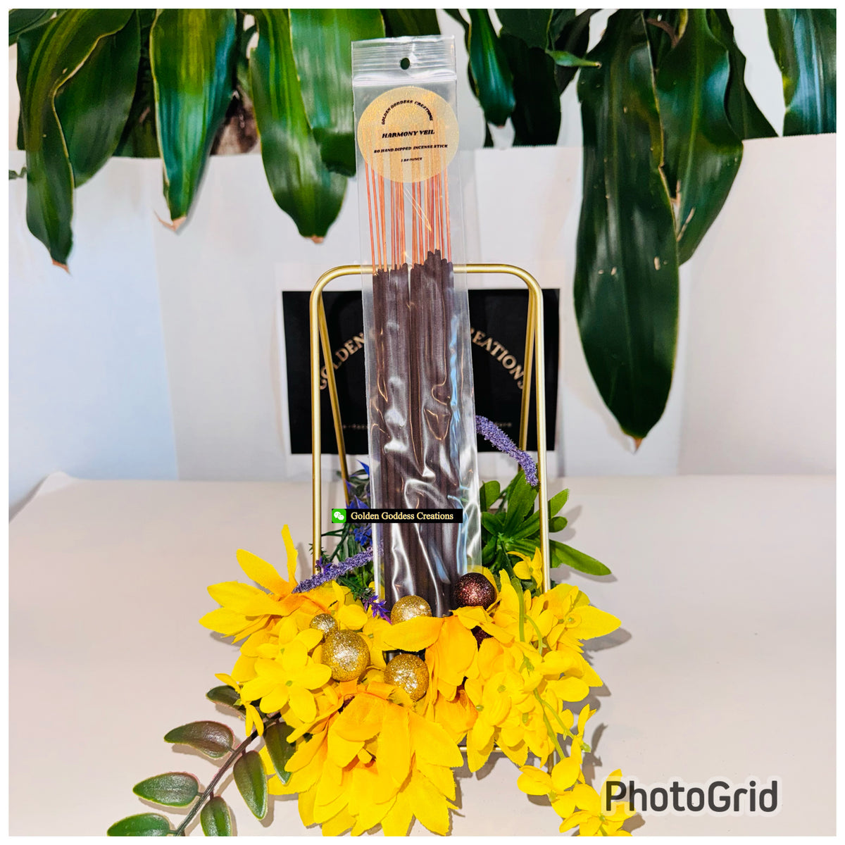 1 set of 20 hand dipped incense sticks.  

Scent - Harmony Veil