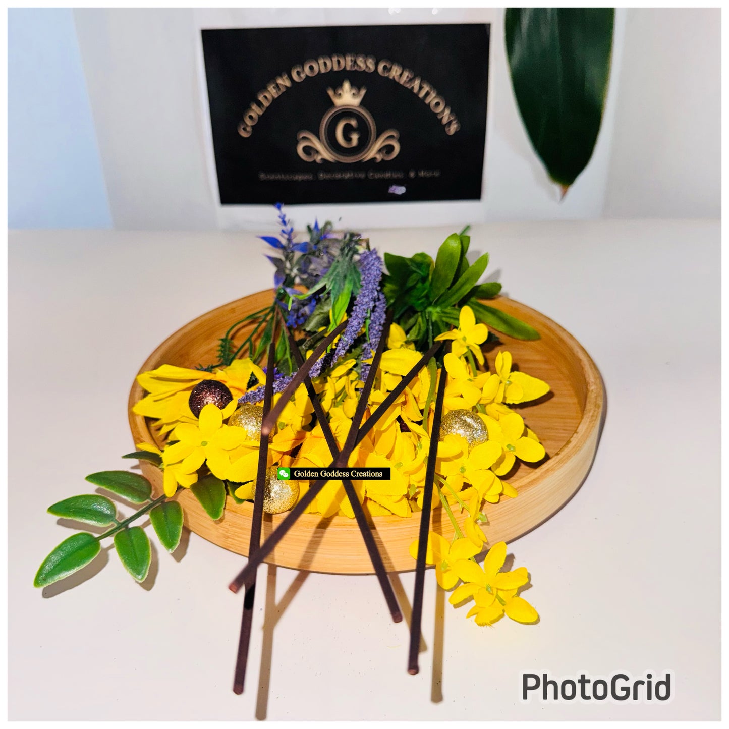 1 set of 20 hand dipped incense sticks.  

Scent - Harmony Veil